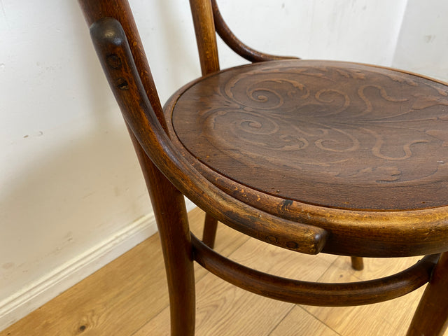 Wunderbarer antiker Bugholzstuhl von Fischel , früher Thonet ,  für Wien & Niemes Böhmen mit geprägten Ornamenten