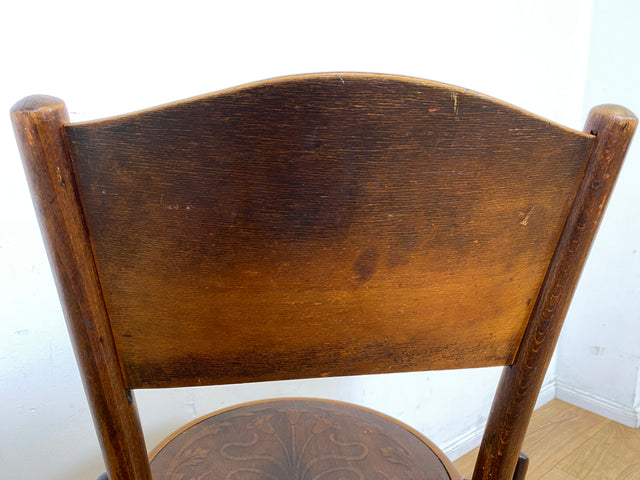 Wunderbarer antiker Bugholzstuhl von Fischel , früher Thonet ,  für Wien & Niemes Böhmen mit geprägten Ornamenten