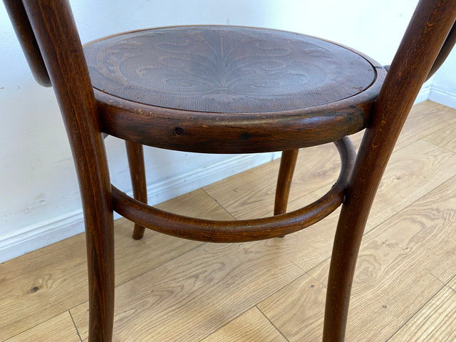 Wunderbarer antiker Bugholzstuhl von Fischel , früher Thonet ,  für Wien & Niemes Böhmen mit geprägten Ornamenten