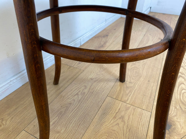Wunderbarer antiker Bugholzstuhl von Fischel , früher Thonet ,  für Wien & Niemes Böhmen mit geprägten Ornamenten
