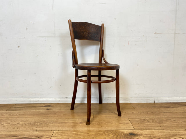 Wunderbarer antiker Bugholzstuhl von Fischel , früher Thonet ,  für Wien & Niemes Böhmen mit geprägten Ornamenten