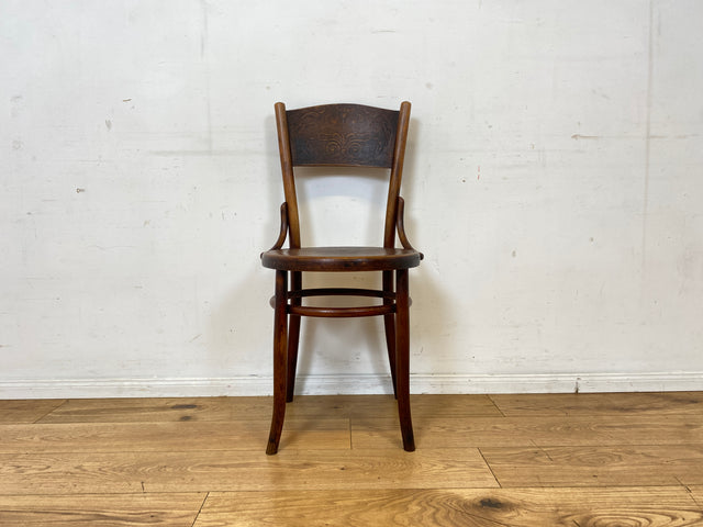 Wunderbarer antiker Bugholzstuhl von Fischel , früher Thonet ,  für Wien & Niemes Böhmen mit geprägten Ornamenten