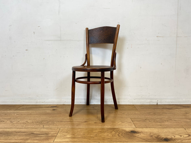 Wunderbarer antiker Bugholzstuhl von Fischel , früher Thonet ,  für Wien & Niemes Böhmen mit geprägten Ornamenten