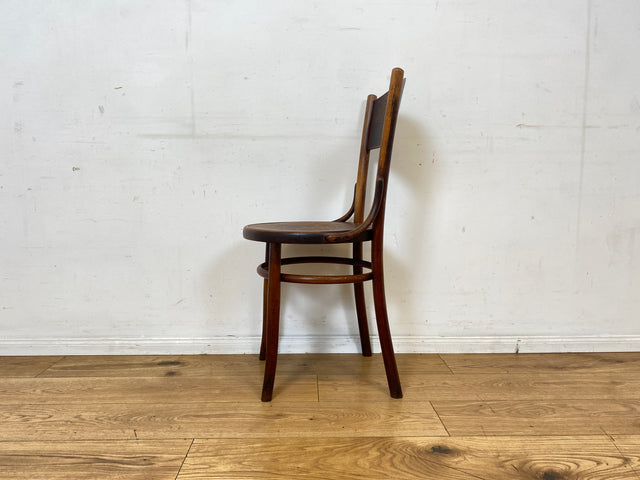 Wunderbarer antiker Bugholzstuhl von Fischel , früher Thonet ,  für Wien & Niemes Böhmen mit geprägten Ornamenten