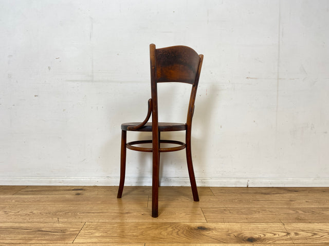 Wunderbarer antiker Bugholzstuhl von Fischel , früher Thonet ,  für Wien & Niemes Böhmen mit geprägten Ornamenten