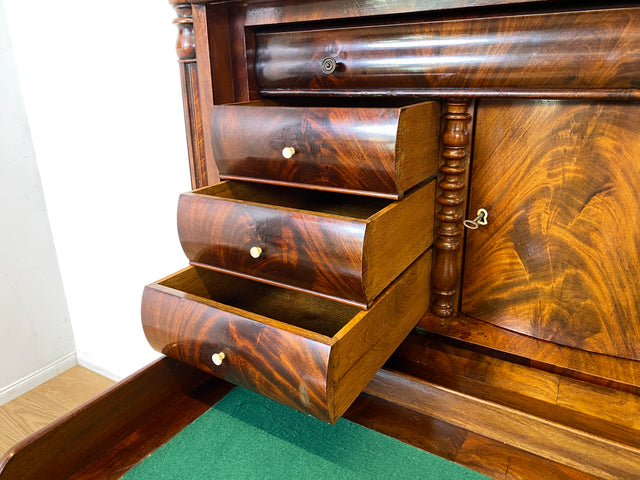 Edler antiker Schreibsekretär mit ausziehbarer Schreibunterlage I um 1840, Massivholz in Nussbaum I Sekretär Schreibschrank Schreibkommode Highboard Schrank Anrichte Biedermeier Vintage I