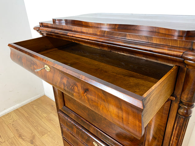 Edler antiker Schreibsekretär mit ausziehbarer Schreibunterlage I um 1840, Massivholz in Nussbaum I Sekretär Schreibschrank Schreibkommode Highboard Schrank Anrichte Biedermeier Vintage I