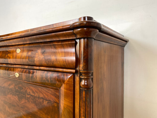 Edler antiker Schreibsekretär mit ausziehbarer Schreibunterlage I um 1840, Massivholz in Nussbaum I Sekretär Schreibschrank Schreibkommode Highboard Schrank Anrichte Biedermeier Vintage I