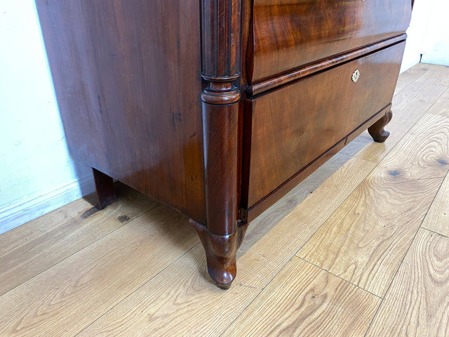 Edler antiker Schreibsekretär mit ausziehbarer Schreibunterlage I um 1840, Massivholz in Nussbaum I Sekretär Schreibschrank Schreibkommode Highboard Schrank Anrichte Biedermeier Vintage I