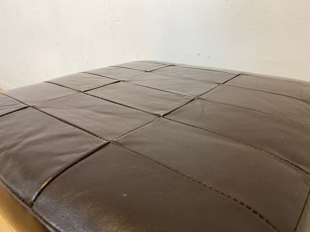 Stilvoller und gemütlicher Mid-Century Hocker mit braunem Kunstleder Bezug und Metallgestell I Lederhocker Sitzhocker Fußhocker Sitz Schemel Pouf Vintage Kunstleder I