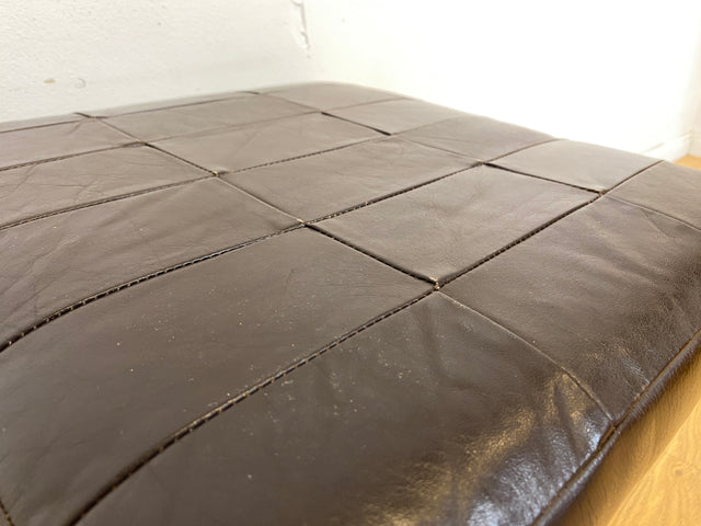 Stilvoller und gemütlicher Mid-Century Hocker mit braunem Kunstleder Bezug und Metallgestell I Lederhocker Sitzhocker Fußhocker Sitz Schemel Pouf Vintage Kunstleder I