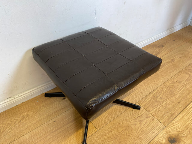 Stilvoller und gemütlicher Mid-Century Hocker mit braunem Kunstleder Bezug und Metallgestell I Lederhocker Sitzhocker Fußhocker Sitz Schemel Pouf Vintage Kunstleder I