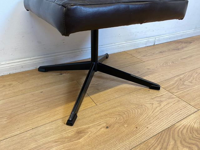Stilvoller und gemütlicher Mid-Century Hocker mit braunem Kunstleder Bezug und Metallgestell I Lederhocker Sitzhocker Fußhocker Sitz Schemel Pouf Vintage Kunstleder I