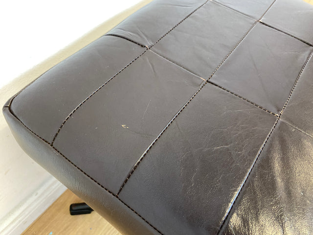Stilvoller und gemütlicher Mid-Century Hocker mit braunem Kunstleder Bezug und Metallgestell I Lederhocker Sitzhocker Fußhocker Sitz Schemel Pouf Vintage Kunstleder I