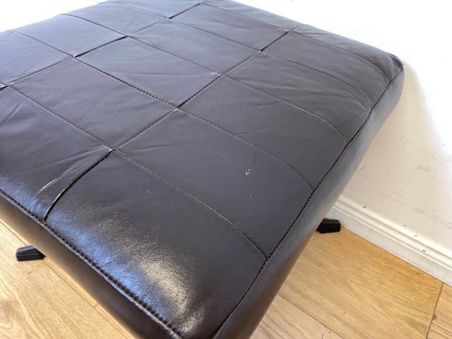 Stilvoller und gemütlicher Mid-Century Hocker mit braunem Kunstleder Bezug und Metallgestell I Lederhocker Sitzhocker Fußhocker Sitz Schemel Pouf Vintage Kunstleder I