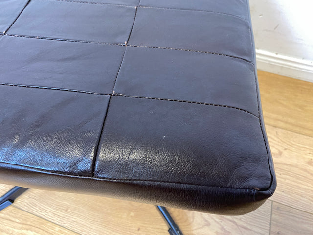 Stilvoller und gemütlicher Mid-Century Hocker mit braunem Kunstleder Bezug und Metallgestell I Lederhocker Sitzhocker Fußhocker Sitz Schemel Pouf Vintage Kunstleder I