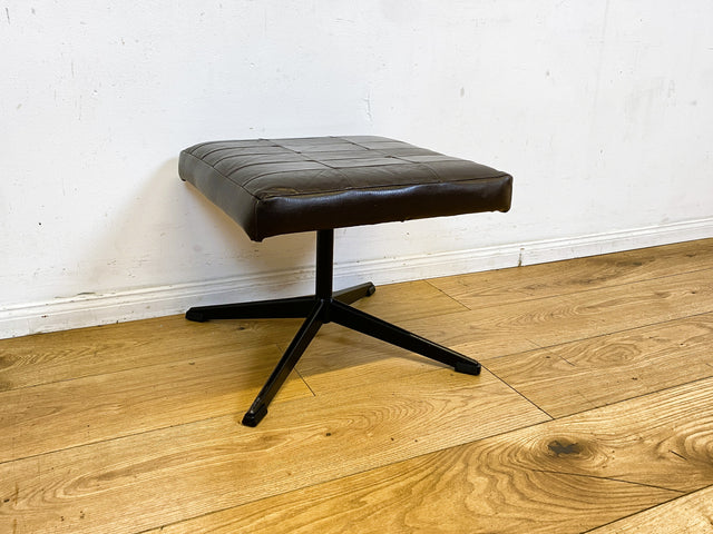 Stilvoller und gemütlicher Mid-Century Hocker mit braunem Kunstleder Bezug und Metallgestell I Lederhocker Sitzhocker Fußhocker Sitz Schemel Pouf Vintage Kunstleder I