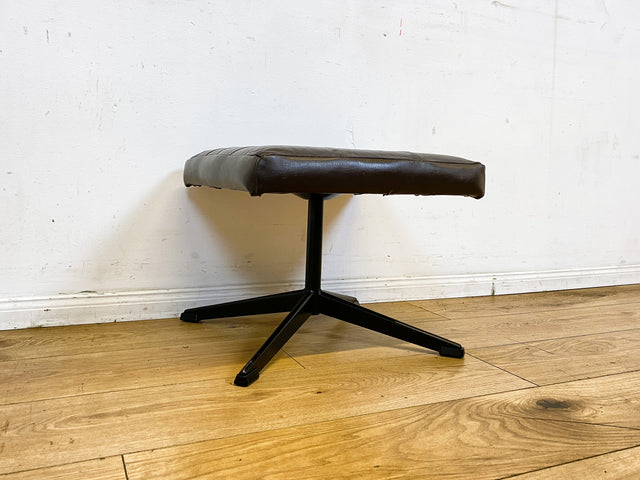 Stilvoller und gemütlicher Mid-Century Hocker mit braunem Kunstleder Bezug und Metallgestell I Lederhocker Sitzhocker Fußhocker Sitz Schemel Pouf Vintage Kunstleder I