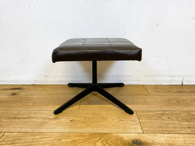 Stilvoller und gemütlicher Mid-Century Hocker mit braunem Kunstleder Bezug und Metallgestell I Lederhocker Sitzhocker Fußhocker Sitz Schemel Pouf Vintage Kunstleder I