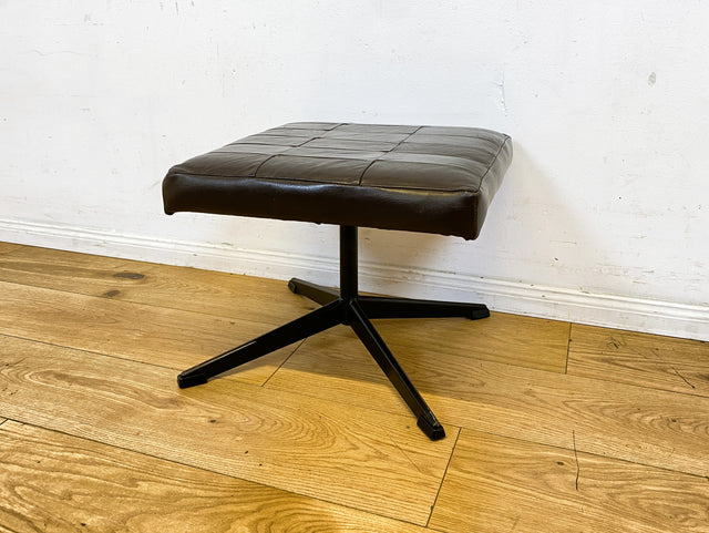 Stilvoller und gemütlicher Mid-Century Hocker mit braunem Kunstleder Bezug und Metallgestell I Lederhocker Sitzhocker Fußhocker Sitz Schemel Pouf Vintage Kunstleder I