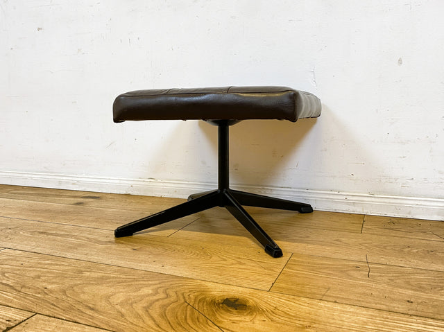 Stilvoller und gemütlicher Mid-Century Hocker mit braunem Kunstleder Bezug und Metallgestell I Lederhocker Sitzhocker Fußhocker Sitz Schemel Pouf Vintage Kunstleder I
