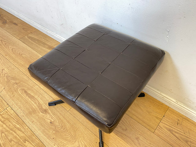 Stilvoller und gemütlicher Mid-Century Hocker mit braunem Kunstleder Bezug und Metallgestell I Lederhocker Sitzhocker Fußhocker Sitz Schemel Pouf Vintage Kunstleder I