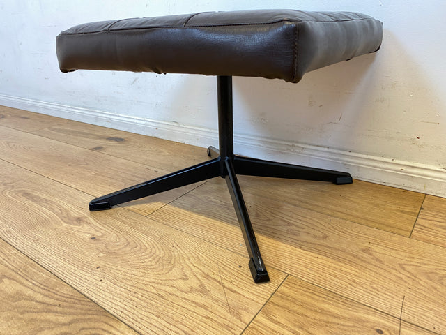 Stilvoller und gemütlicher Mid-Century Hocker mit braunem Kunstleder Bezug und Metallgestell I Lederhocker Sitzhocker Fußhocker Sitz Schemel Pouf Vintage Kunstleder I