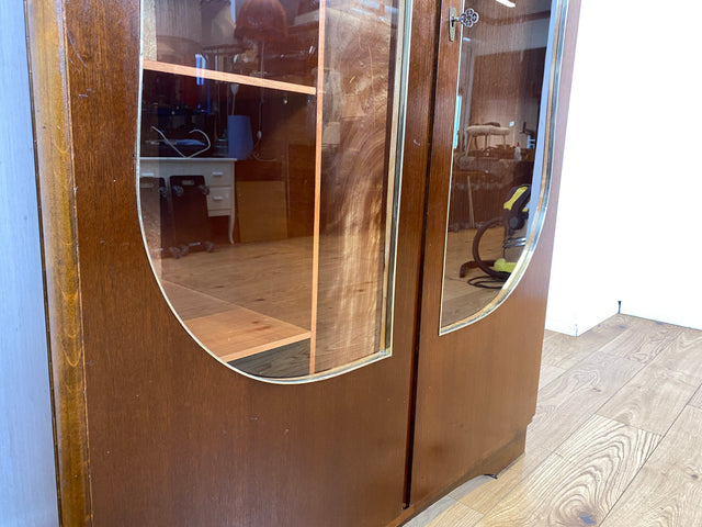 Besonders schöner und perfekt aufgeteilter dunkler Mid-Century Kleiderschrank mit Glastüren I Schrank Schlafzimmerschrank Wäscheschrank Rockabilly Vintage 50er 60er I