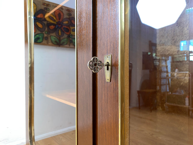Besonders schöner und perfekt aufgeteilter dunkler Mid-Century Kleiderschrank mit Glastüren I Schrank Schlafzimmerschrank Wäscheschrank Rockabilly Vintage 50er 60er I