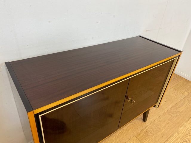 Stilvolles dunkles 60er Jahre Sideboard mit konischen Füßen und Messing Beschlag I Kommode Schrank Wäschekommode Fernsehkommode TV Lowboard Board 50er Rockabilly Vintage I