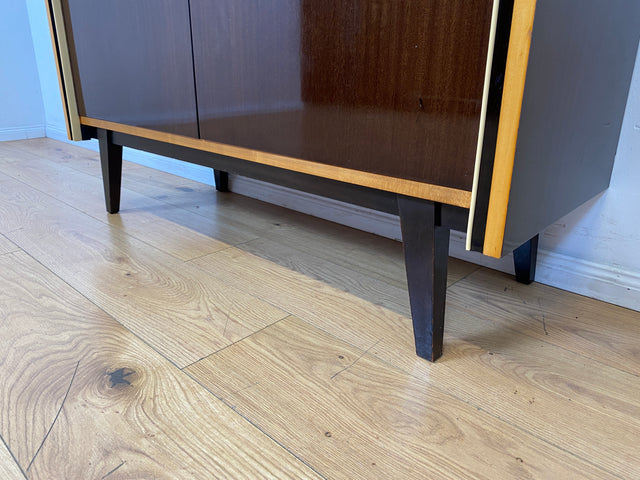 Stilvolles dunkles 60er Jahre Sideboard mit konischen Füßen und Messing Beschlag I Kommode Schrank Wäschekommode Fernsehkommode TV Lowboard Board 50er Rockabilly Vintage I