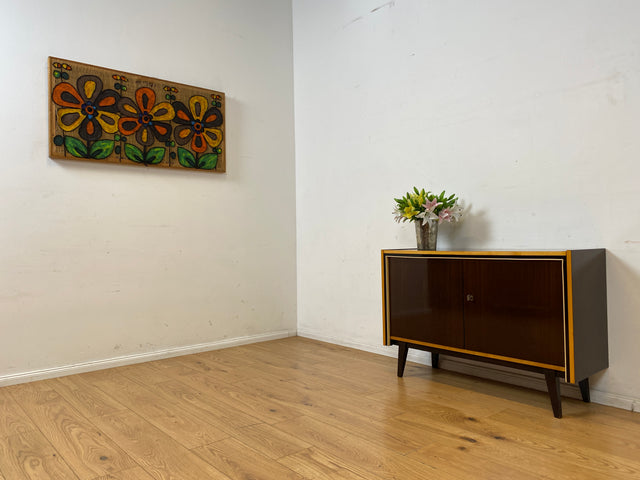 Stilvolles dunkles 60er Jahre Sideboard mit konischen Füßen und Messing Beschlag I Kommode Schrank Wäschekommode Fernsehkommode TV Lowboard Board 50er Rockabilly Vintage I