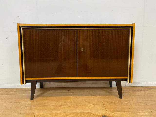 Stilvolles dunkles 60er Jahre Sideboard mit konischen Füßen und Messing Beschlag I Kommode Schrank Wäschekommode Fernsehkommode TV Lowboard Board 50er Rockabilly Vintage I