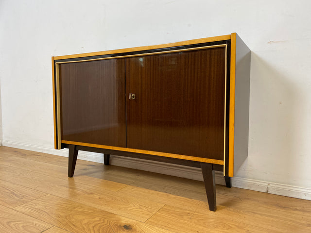 Stilvolles dunkles 60er Jahre Sideboard mit konischen Füßen und Messing Beschlag I Kommode Schrank Wäschekommode Fernsehkommode TV Lowboard Board 50er Rockabilly Vintage I