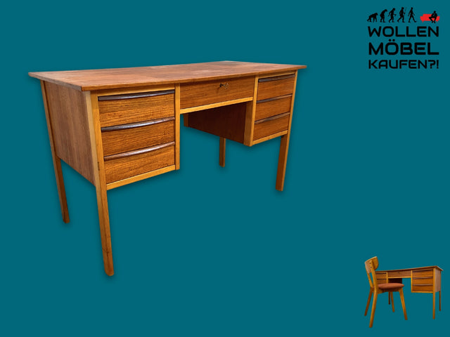 Stilvoller freistehender skandinavischer Mid-Century Schreibtisch in Teakholz mit Schubladen & Holzgriffen