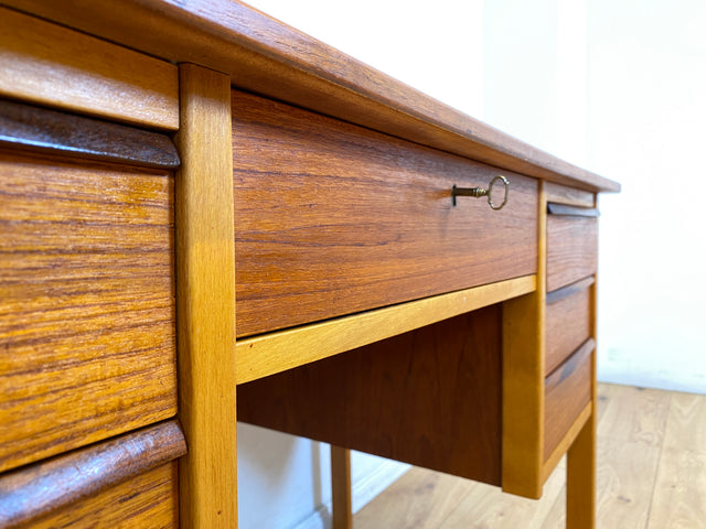 Stilvoller freistehender skandinavischer Mid-Century Schreibtisch in Teakholz mit Schubladen & Holzgriffen