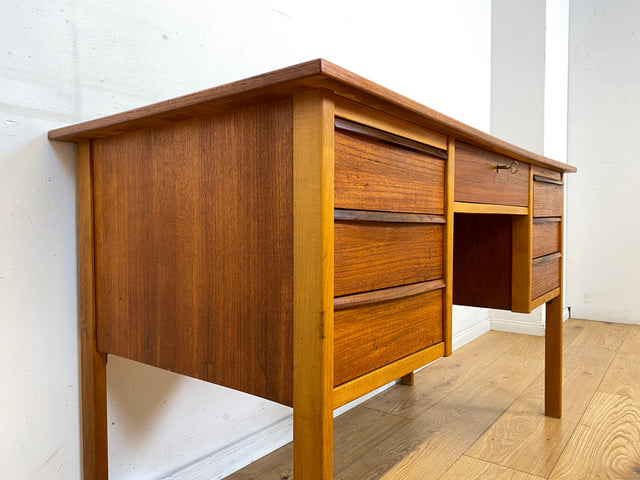 Stilvoller freistehender skandinavischer Mid-Century Schreibtisch in Teakholz mit Schubladen & Holzgriffen