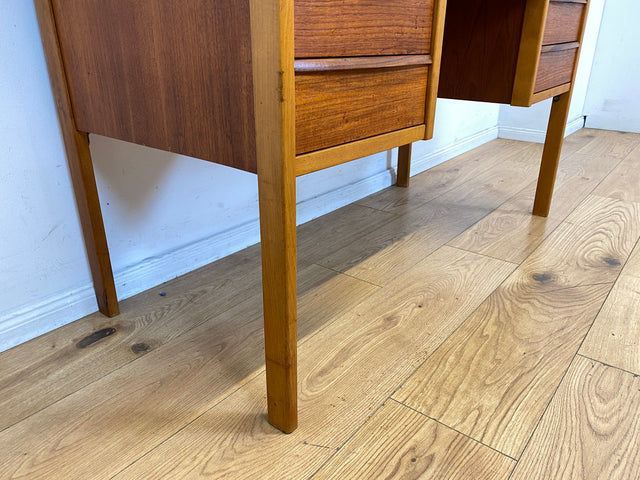 Stilvoller freistehender skandinavischer Mid-Century Schreibtisch in Teakholz mit Schubladen & Holzgriffen