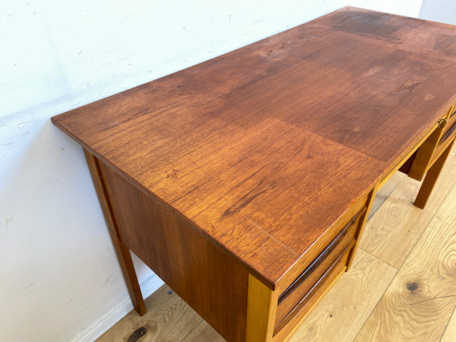 Stilvoller freistehender skandinavischer Mid-Century Schreibtisch in Teakholz mit Schubladen & Holzgriffen