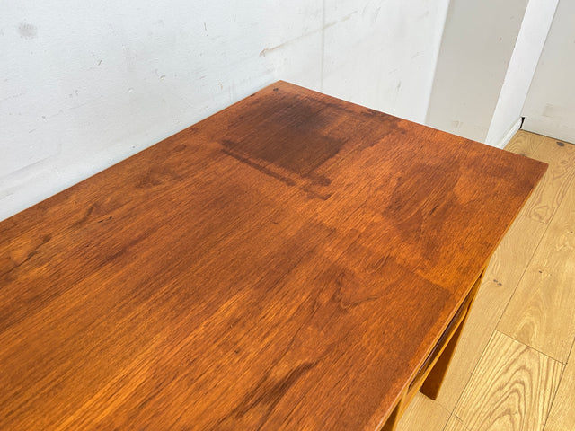 Stilvoller freistehender skandinavischer Mid-Century Schreibtisch in Teakholz mit Schubladen & Holzgriffen