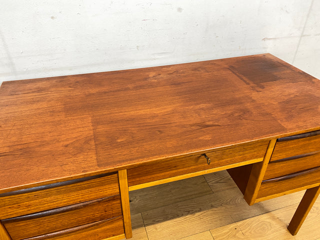 Stilvoller freistehender skandinavischer Mid-Century Schreibtisch in Teakholz mit Schubladen & Holzgriffen
