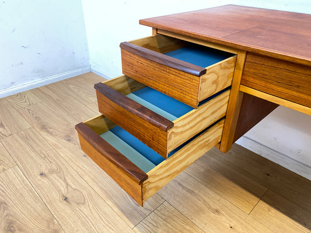 Stilvoller freistehender skandinavischer Mid-Century Schreibtisch in Teakholz mit Schubladen & Holzgriffen