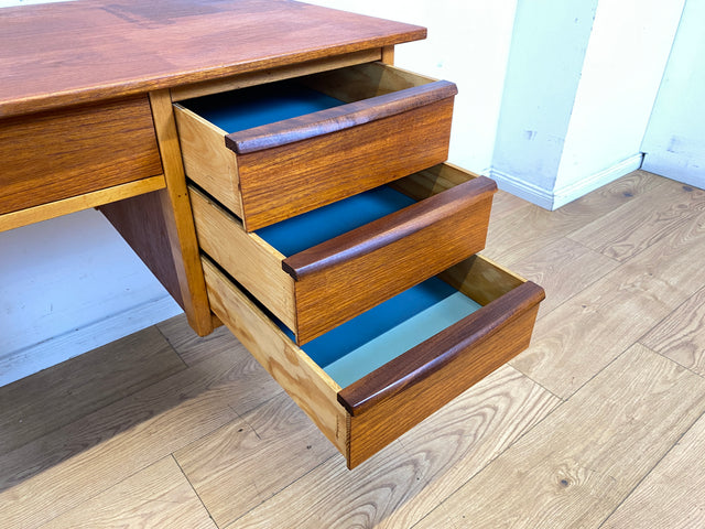 Stilvoller freistehender skandinavischer Mid-Century Schreibtisch in Teakholz mit Schubladen & Holzgriffen