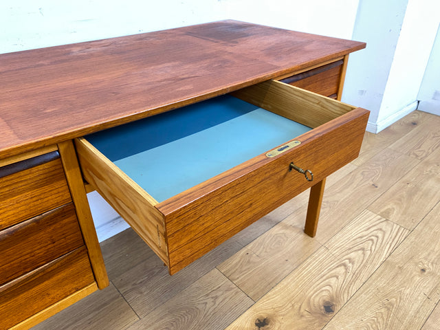 Stilvoller freistehender skandinavischer Mid-Century Schreibtisch in Teakholz mit Schubladen & Holzgriffen
