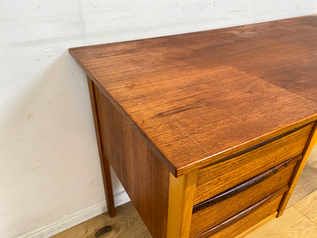 Stilvoller freistehender skandinavischer Mid-Century Schreibtisch in Teakholz mit Schubladen & Holzgriffen