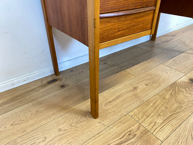 Stilvoller freistehender skandinavischer Mid-Century Schreibtisch in Teakholz mit Schubladen & Holzgriffen