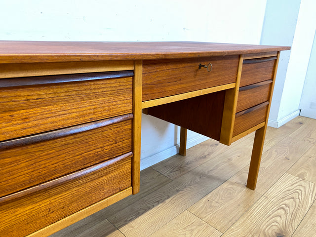 Stilvoller freistehender skandinavischer Mid-Century Schreibtisch in Teakholz mit Schubladen & Holzgriffen