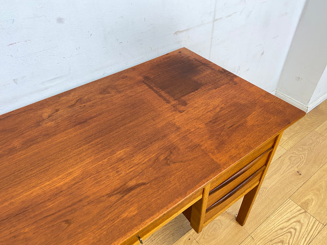 Stilvoller freistehender skandinavischer Mid-Century Schreibtisch in Teakholz mit Schubladen & Holzgriffen