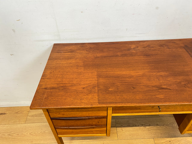 Stilvoller freistehender skandinavischer Mid-Century Schreibtisch in Teakholz mit Schubladen & Holzgriffen