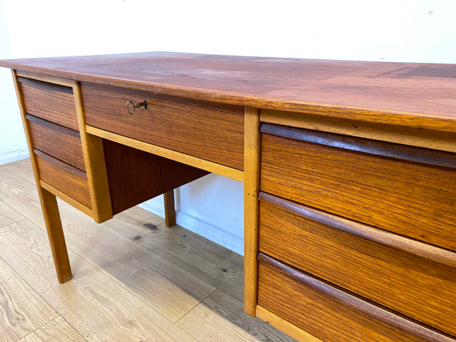 Stilvoller freistehender skandinavischer Mid-Century Schreibtisch in Teakholz mit Schubladen & Holzgriffen